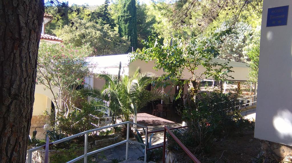 Resort Village T.N. Milna Vis Exterior foto